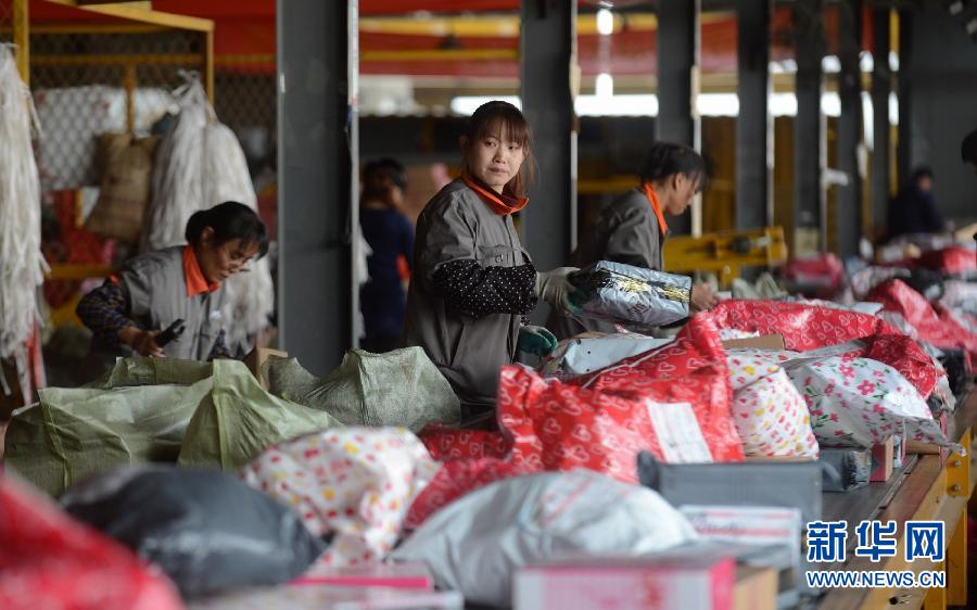 11月11日，一家快遞公司的工作人員正在分揀快件。