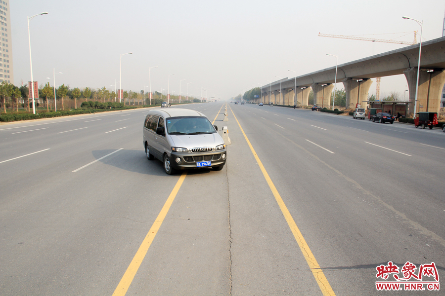 獨(dú)家：記者走訪鄭開(kāi)大道 已放置數(shù)百個(gè)水泥隔離樁