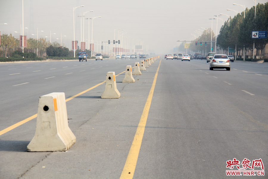 獨(dú)家：記者走訪鄭開(kāi)大道 已放置數(shù)百個(gè)水泥隔離樁