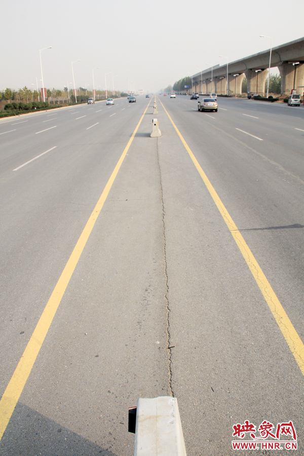 獨(dú)家：記者走訪鄭開(kāi)大道 已放置數(shù)百個(gè)水泥隔離樁