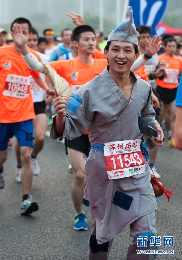 12月8日，一名選手身著“濟公”服裝參加比賽。