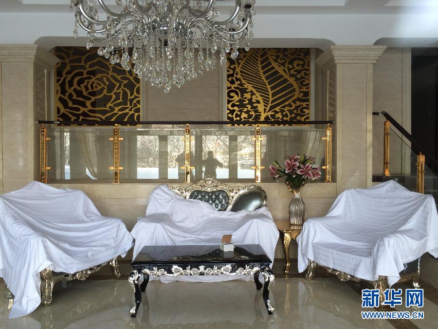 鏡泊湖畔麗日山莊里的豪華沙發(fā)（2013年12月9日攝）。新華社記者程子龍攝