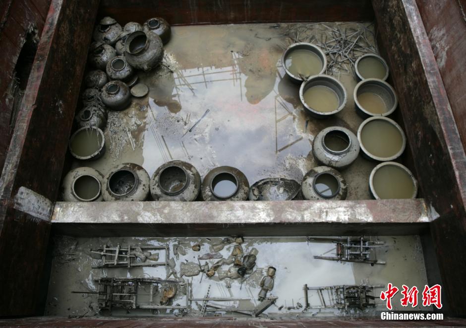 圖為漢墓群發(fā)掘現(xiàn)場出土了大量珍貴文物。