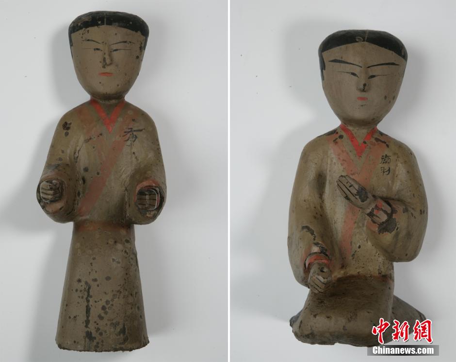 圖為出土的彩繪木俑。