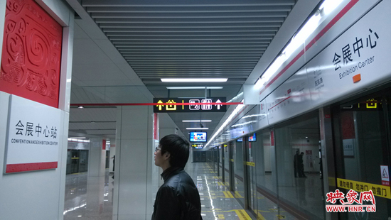 會展中心站，兩塊牌子的站點名稱英文翻譯也不相同