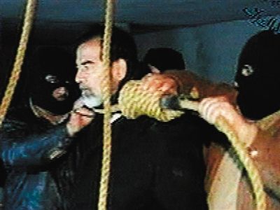 警衛(wèi)給薩達(dá)姆套上絞刑工具。