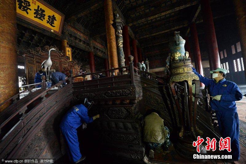 圖為工作人員正在故宮太和殿內(nèi)進(jìn)行整體清潔工作。
