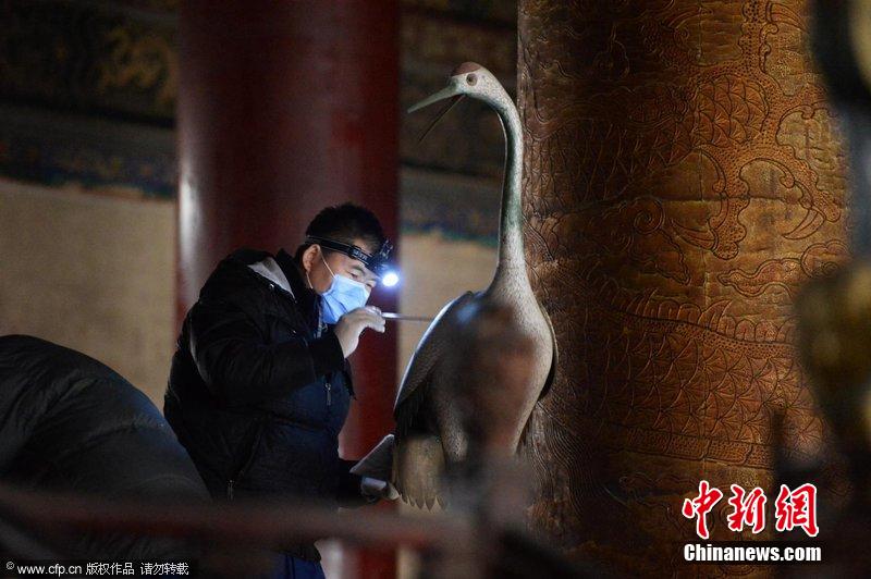 圖為工作人員使用軟毛刷除塵。