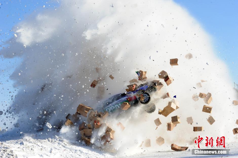 圖為：謝雨均駕駛賽車在黑龍江黑河段飛越冰河。中新社發(fā) 邱齊龍 攝