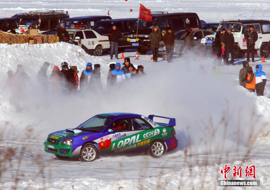 圖為參加“飛越冰河”大型體育極限運動挑戰(zhàn)賽事的選手在冰封的黑龍江上進行冰雪飛車漂移。中新社發(fā) 邱齊龍