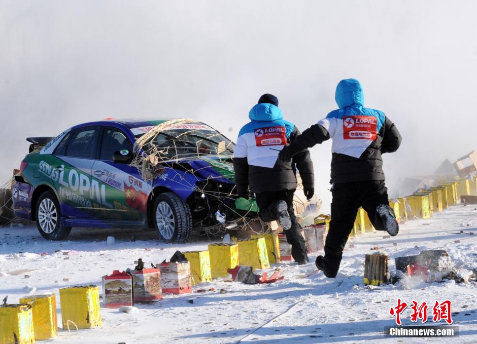 謝雨均駕駛賽車在黑龍江黑河段飛越冰河。中新社發(fā) 邱齊龍 攝