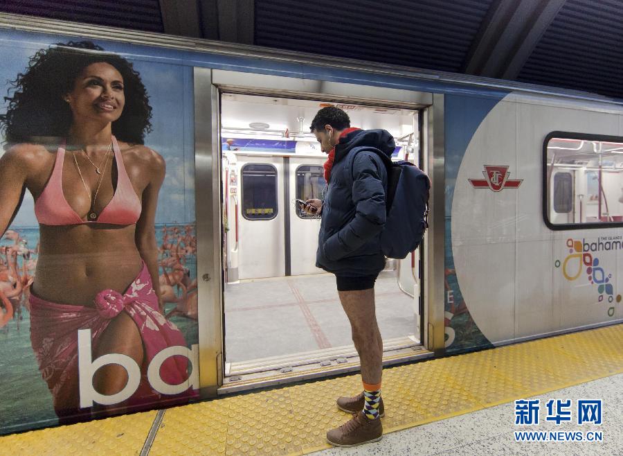 1月12日，在加拿大多倫多，一名只穿著內(nèi)褲的男子在車站等候地鐵。