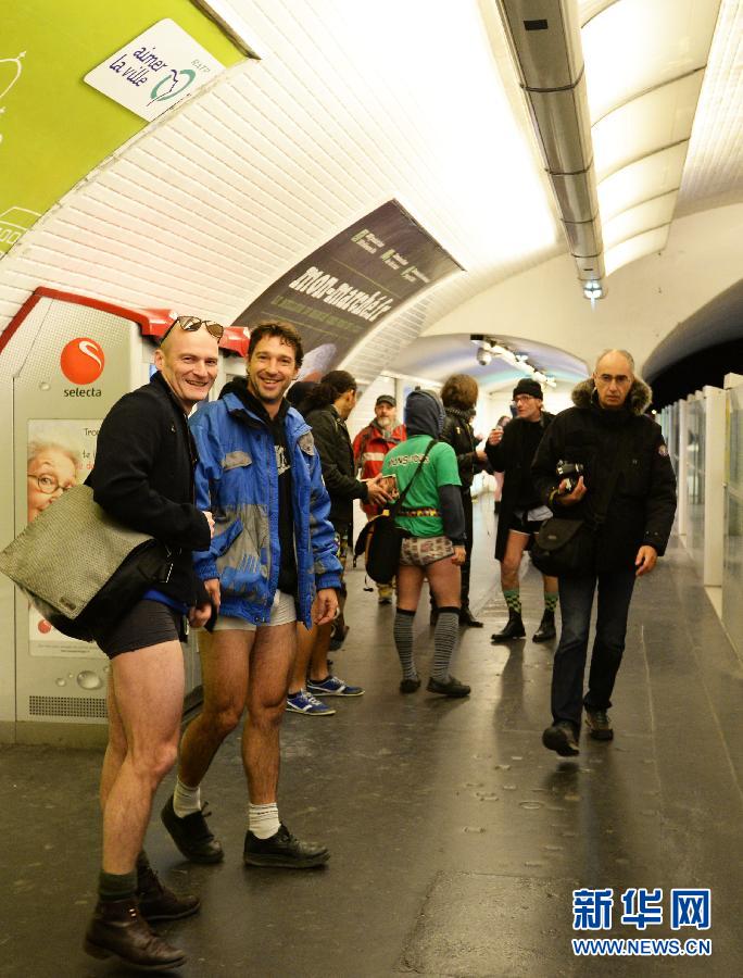 1月12日，在橫貫巴黎東西部的1號線地鐵車廂里，乘客只穿一條內(nèi)褲搭乘地鐵。