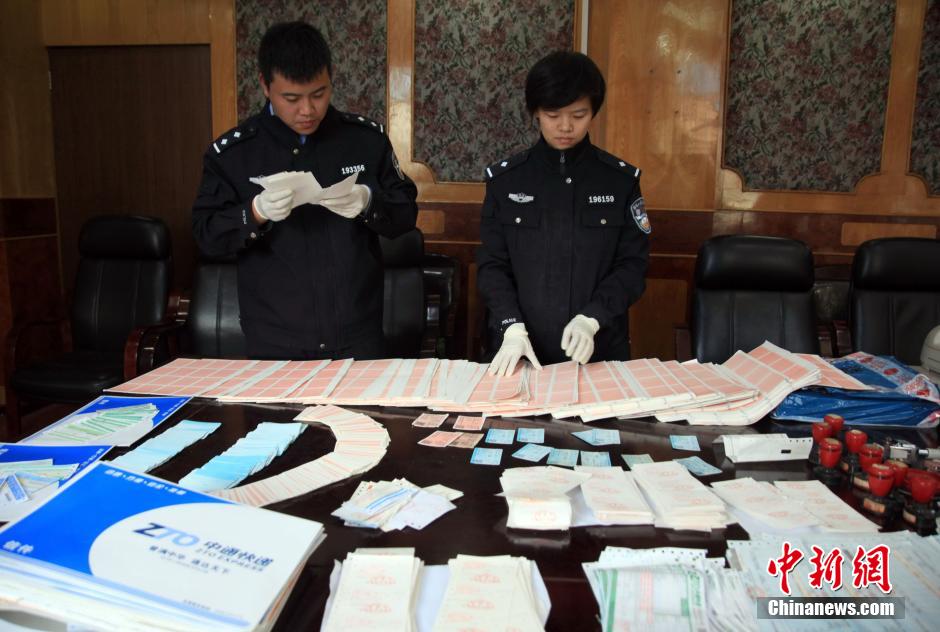 圖為查獲大量假火車票和制販工具（資料圖片）。