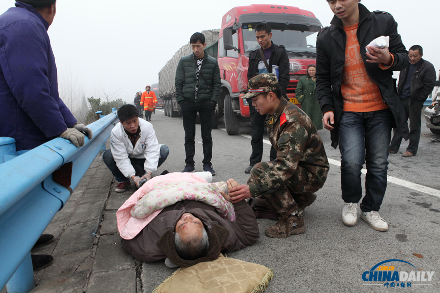 一名受傷群眾被救出?；荼?攝