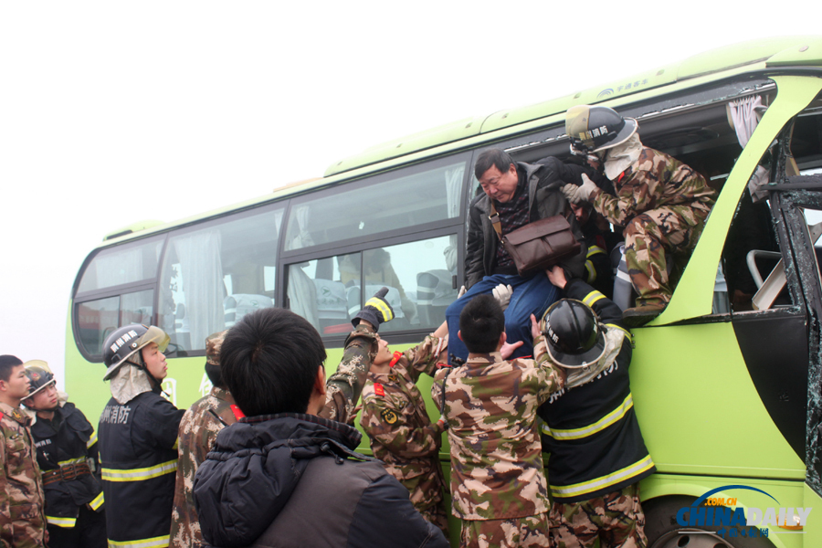 消防人員現(xiàn)場施救。惠斌 攝