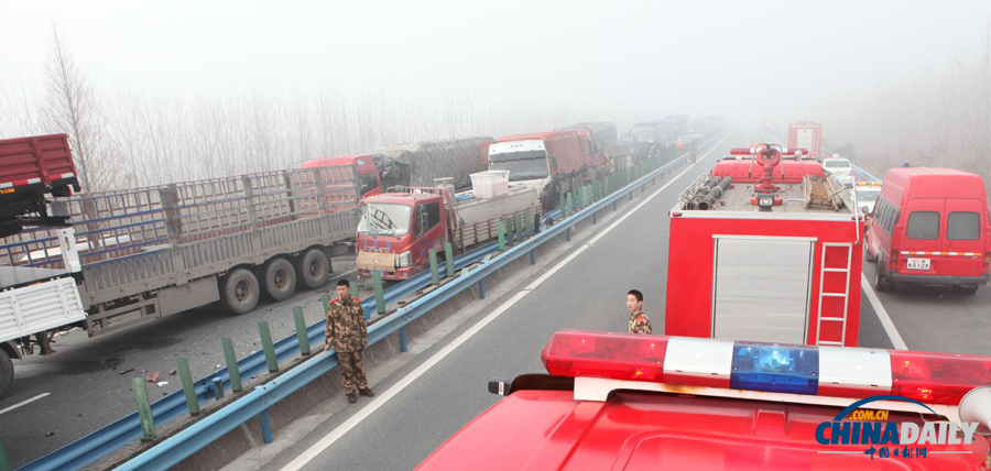 消防人員抵達事故現(xiàn)場?；荼?攝