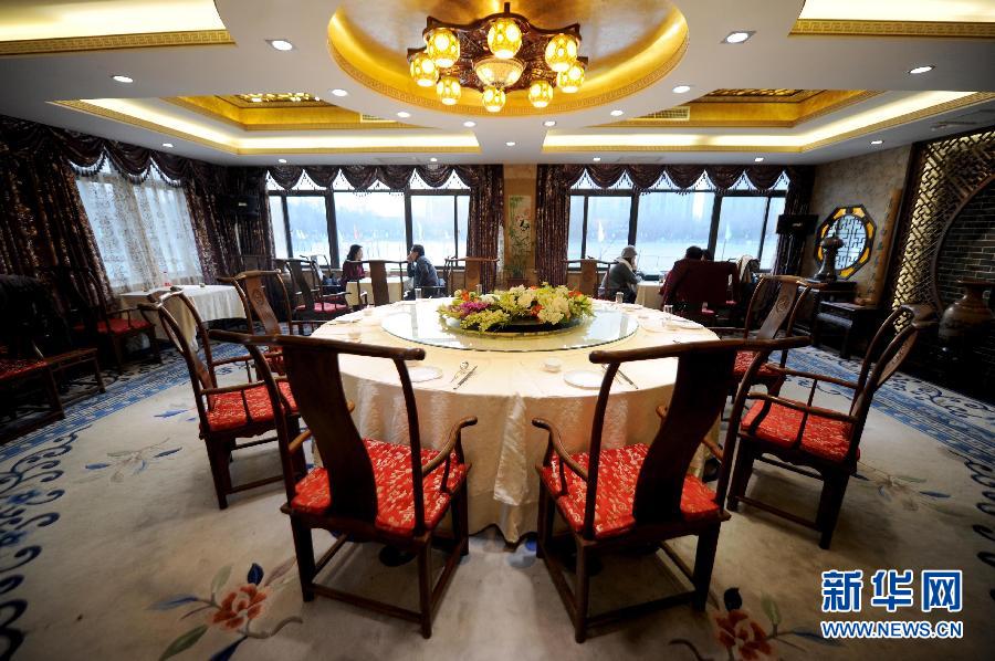 　1月15日，游客在北京紫竹院公園內(nèi)的問(wèn)月樓喝茶聊天。