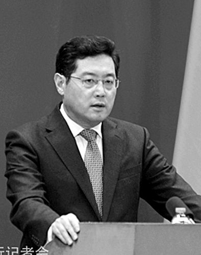 23日，秦剛在外交部例行記者會上。