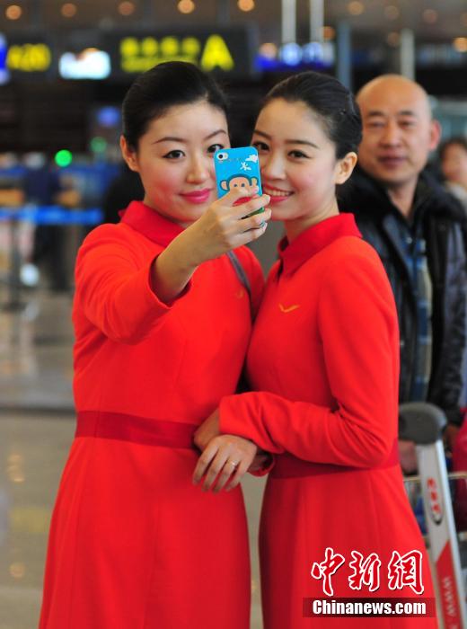 1月23日，機(jī)場(chǎng)工作人員在跳“快閃”舞蹈。