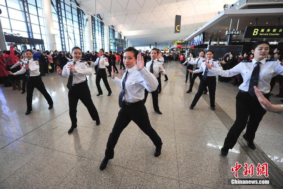 1月23日，機(jī)場(chǎng)工作人員在跳“快閃”舞蹈。