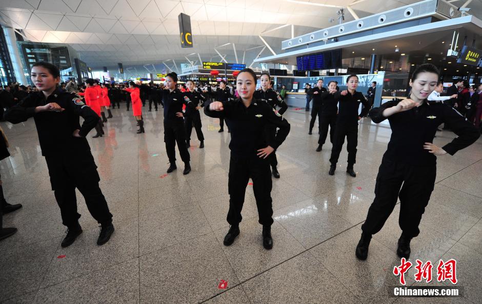 1月23日，機(jī)場(chǎng)工作人員在跳“快閃”舞蹈。