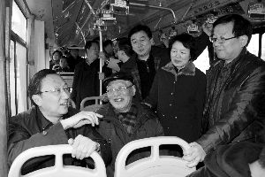 繆瑞林在車上與市民、乘委會委員交流 通訊員 卜照雪 攝