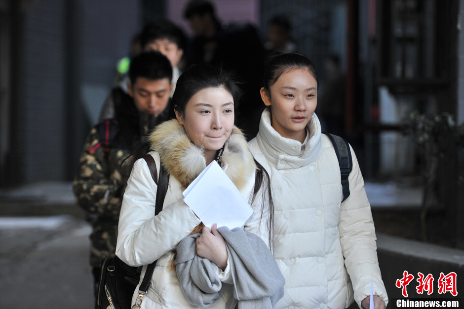 圖為表演系考生走出考場。