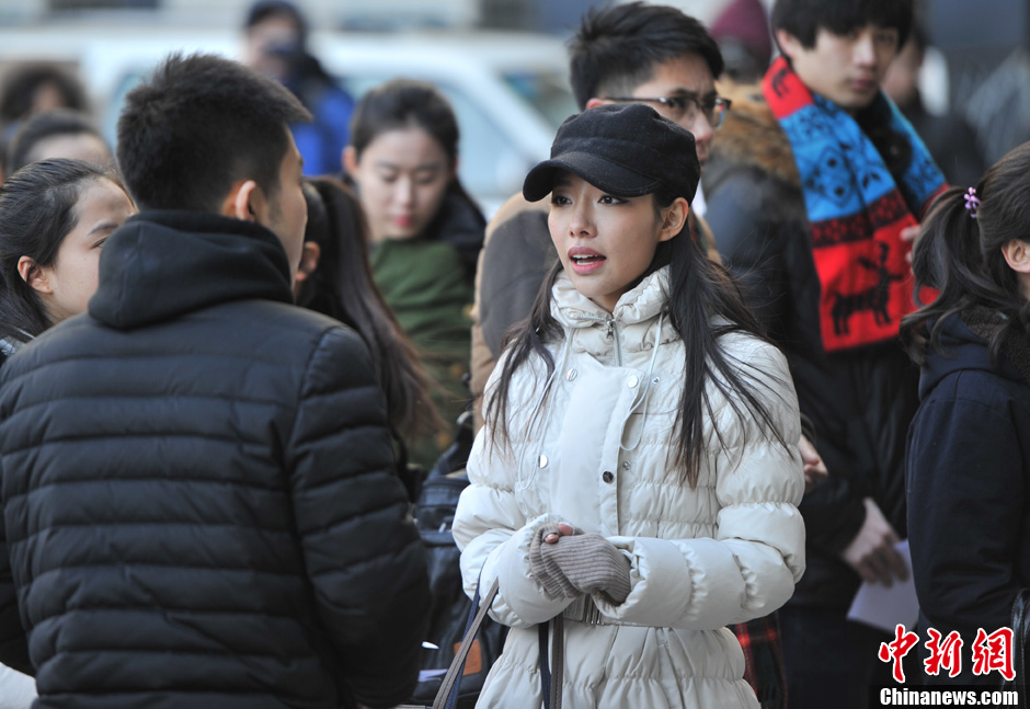 圖為表演系考生走出考場。