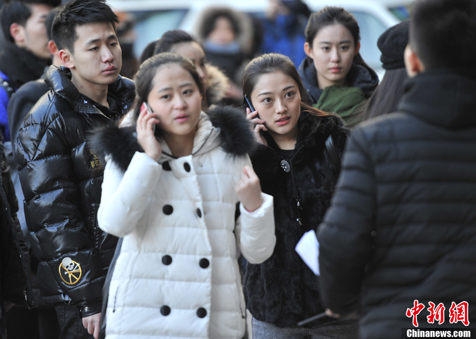 圖為表演系考生走出考場。