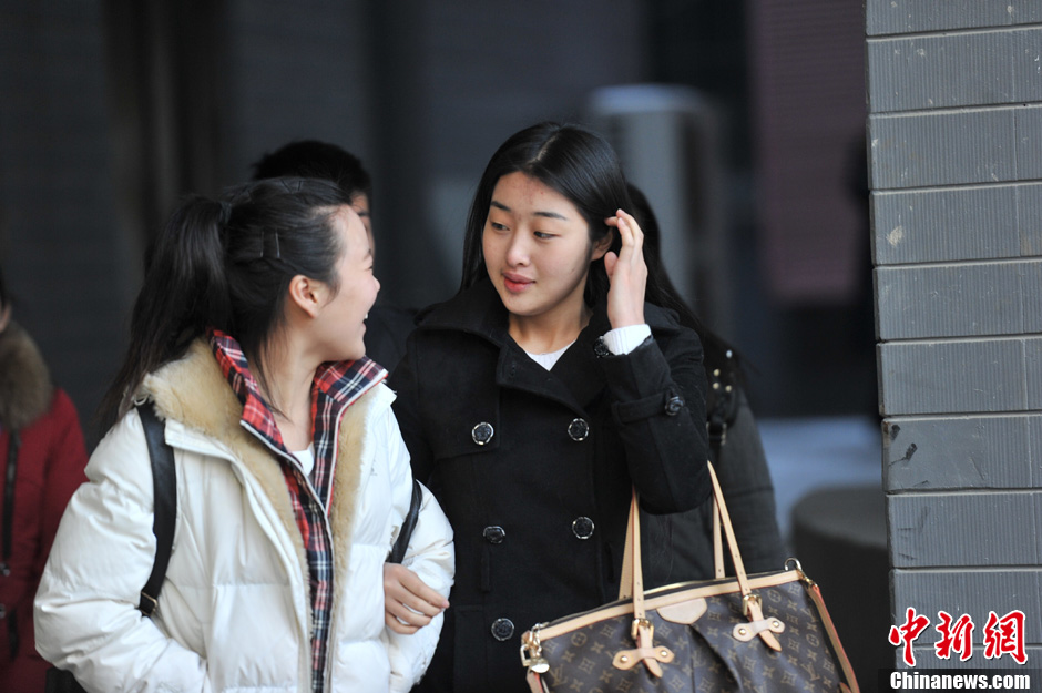 圖為表演系考生走出考場。