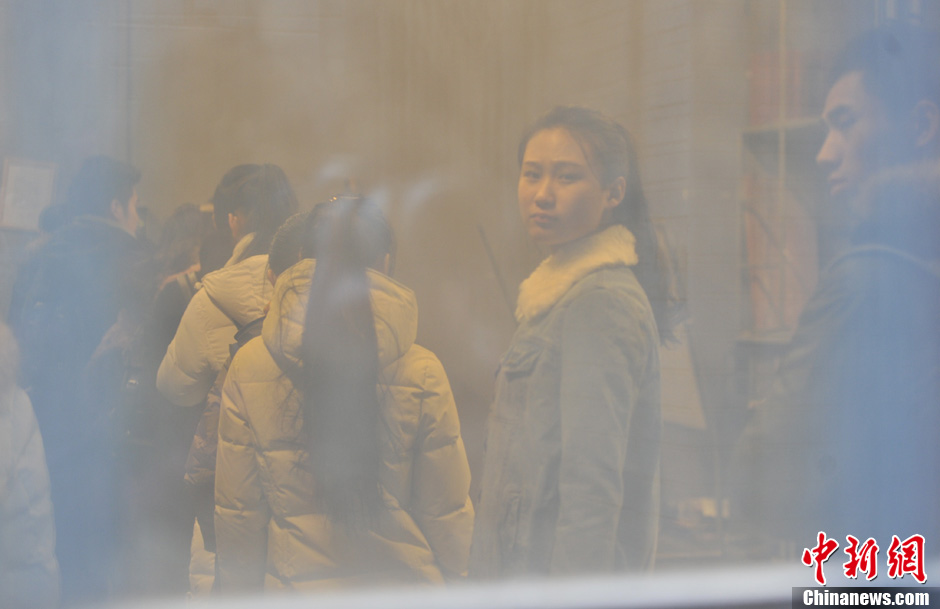 圖為表演系考生走出考場。