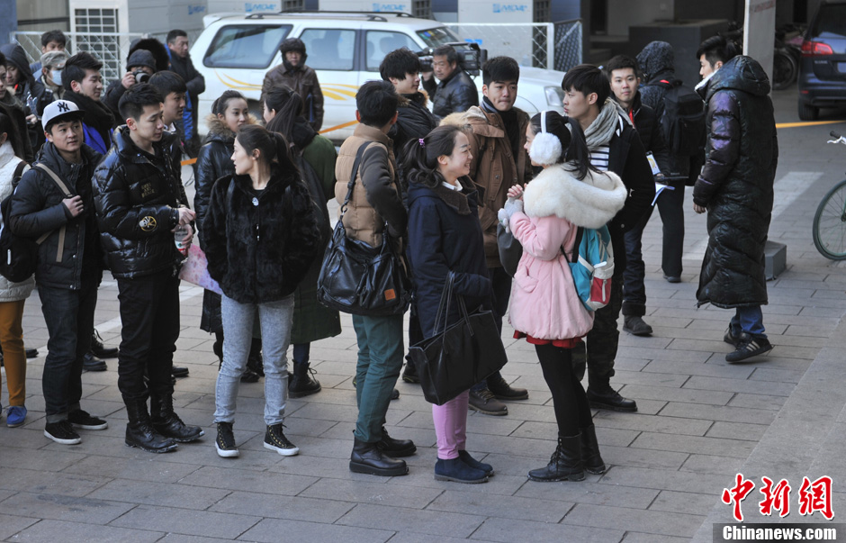 圖為表演系考生走出考場。