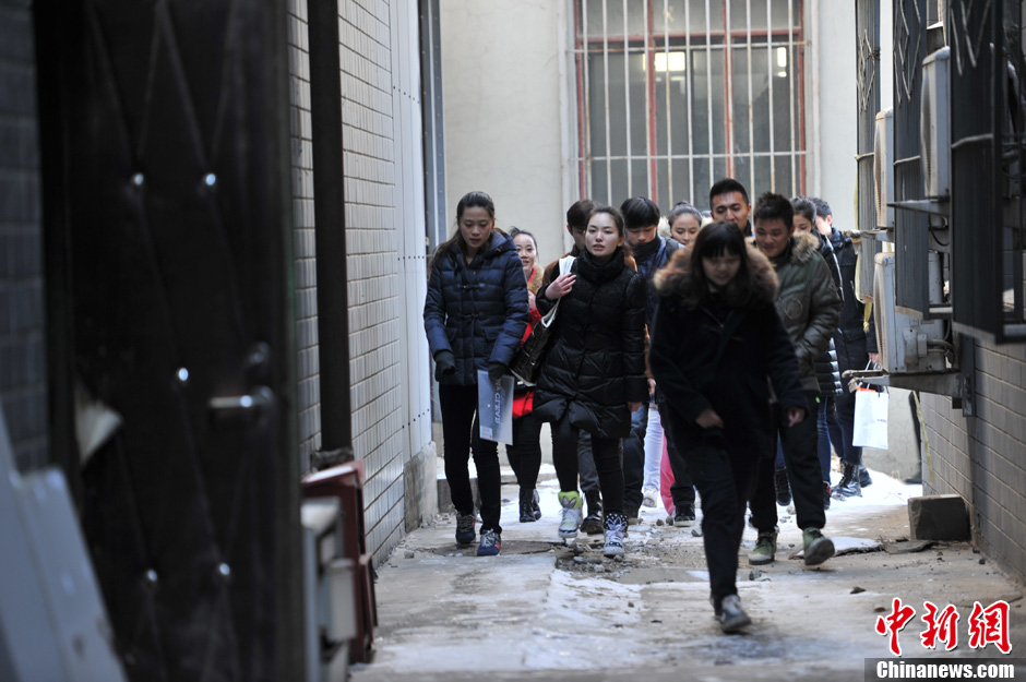 圖為表演系考生走出考場。