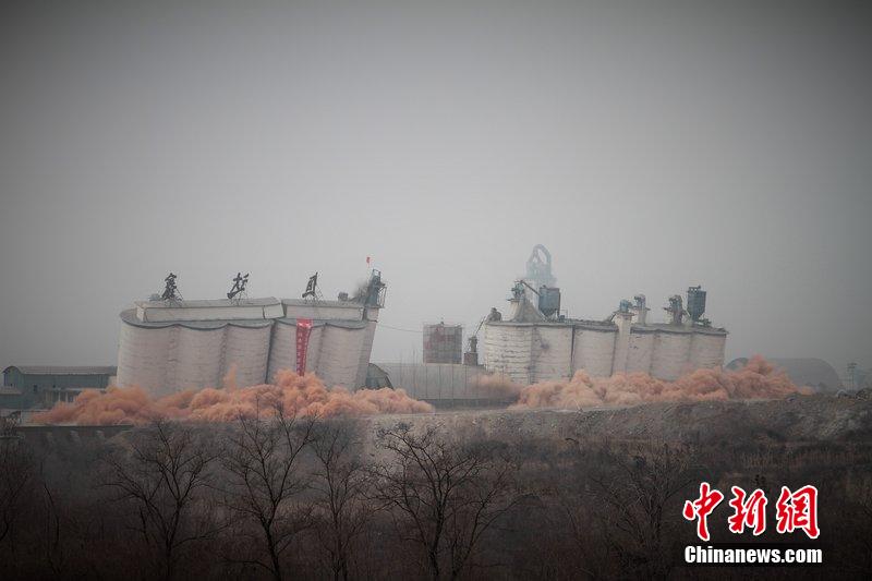 　2014年2月17日，石家莊市再次啟動(dòng)壓減水泥過(guò)剩產(chǎn)能、治理大氣污染水泥企業(yè)集中爆破拆除行動(dòng)。