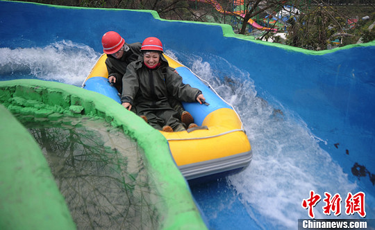 圖為外國友人體驗(yàn)水上漂。陳超　攝