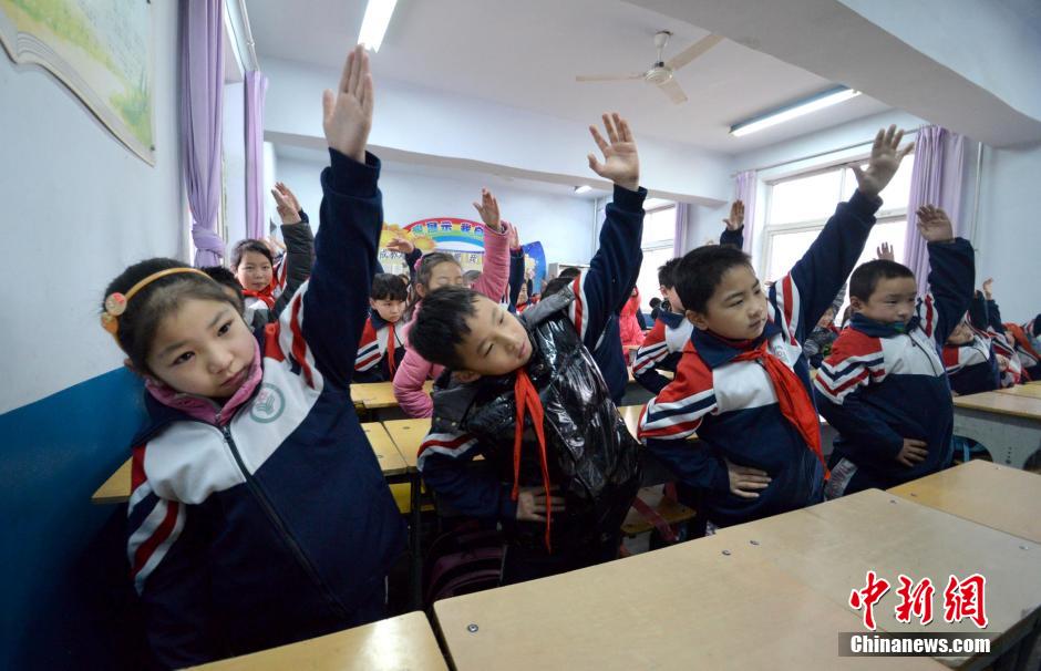 河北邯鄲開學首日遇霧霾 學生室內(nèi)做課間操