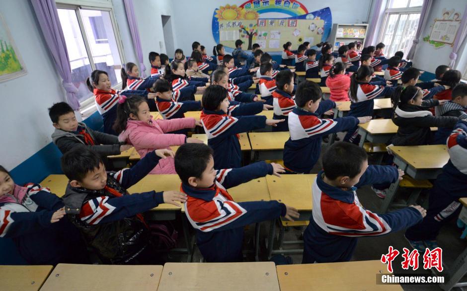 河北邯鄲開學首日遇霧霾 學生室內(nèi)做課間操