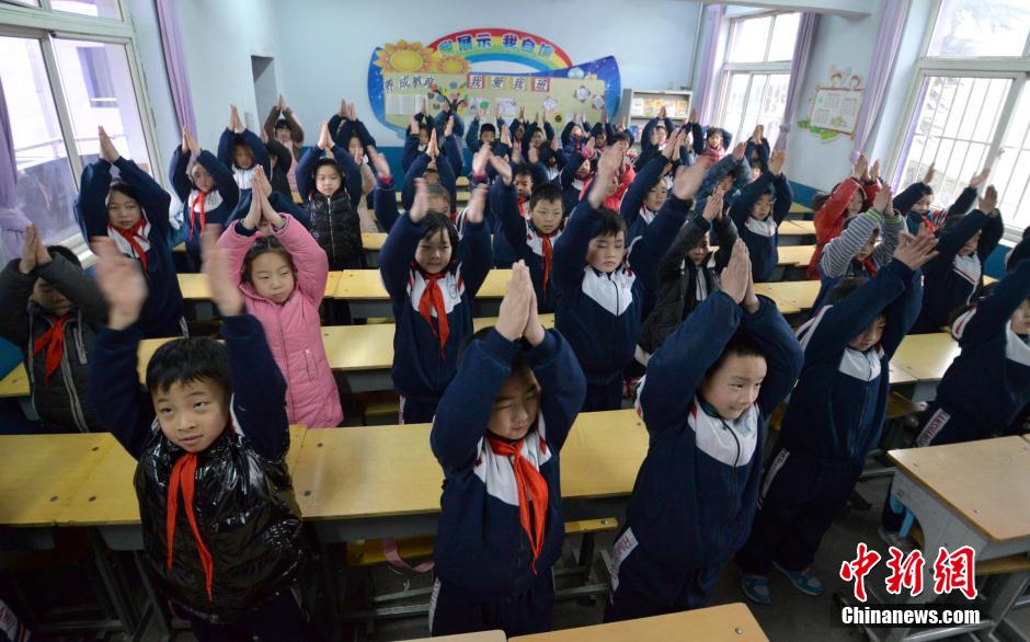 河北邯鄲開學首日遇霧霾 學生室內(nèi)做課間操