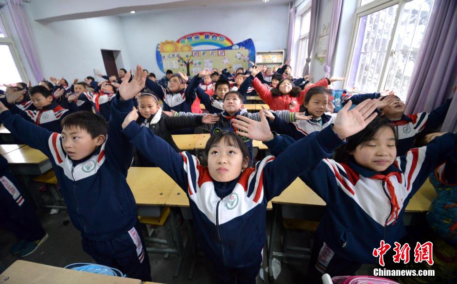 河北邯鄲開學首日遇霧霾 學生室內(nèi)做課間操