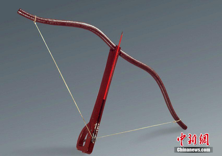 圖為弩的復(fù)制品。秦始皇帝陵博物院 供圖