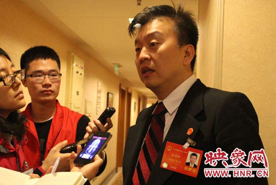 全國人大代表、中央電視臺綜藝頻道節(jié)目組主持人、河南省青聯(lián)榮譽(yù)副主席張澤群