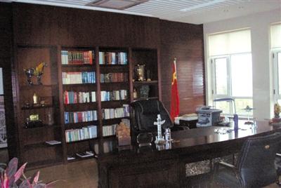 遼寧大學(xué)黨委書記被曝光的辦公室。 網(wǎng)絡(luò)截圖