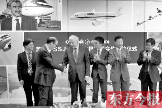 　昨日，“蘇霍伊SSJ-100飛機項目”合作簽約儀式在鄭州舉行