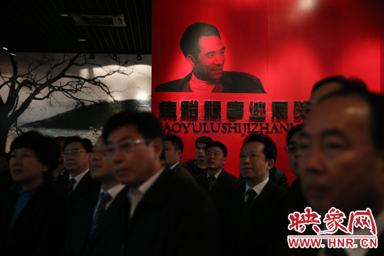 在焦裕祿紀(jì)念館，參觀的人絡(luò)繹不絕，一批批來(lái)自全國(guó)各地的黨員干部前來(lái)學(xué)習(xí)焦裕祿事跡