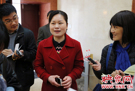 董亞娜是焦裕祿紀(jì)念館副館長(zhǎng)，她兩次給習(xí)近平講解，贊總書記看得仔細(xì)，聽(tīng)得認(rèn)真。3月20日，記者在蘭考采