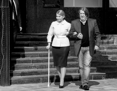 3月27日，烏克蘭基輔，前總理季莫申科在朋友的陪伴下赴新聞發(fā)布會現(xiàn)場，宣布將參加烏克蘭總統(tǒng)選舉。