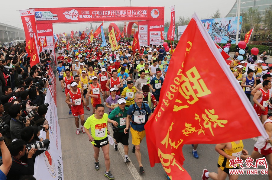 業(yè)余組開(kāi)跑。