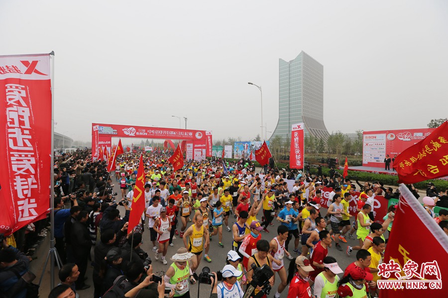 彩旗飄飄的起跑點(diǎn)。