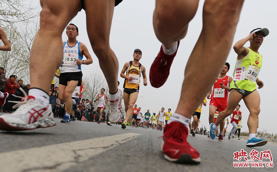 約五公里處，選手們已經(jīng)拉開(kāi)了距離。